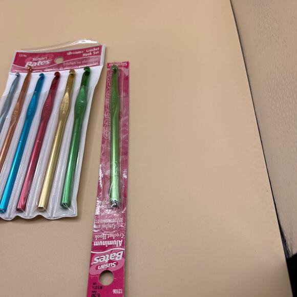 Lot of 13 Crochet Hook Susan Bates Silvalume and Yarnology E-J - Picture 4 of 6